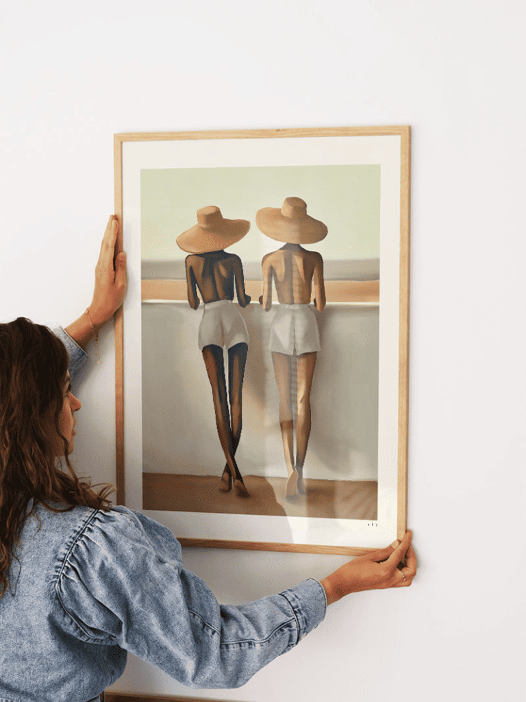 Poster Les Dames aux Chapeaux de Paille accroché dans une chambre au style naturel et apaisant