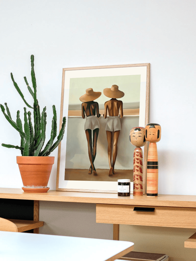 Affiche Les Dames aux Chapeaux de Paille encadrée dans un salon lumineux au style bord de mer