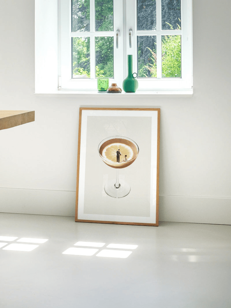 Poster Ma boisson a besoin d’une boisson accroché dans une cuisine lumineuse ou un coin apéritif design