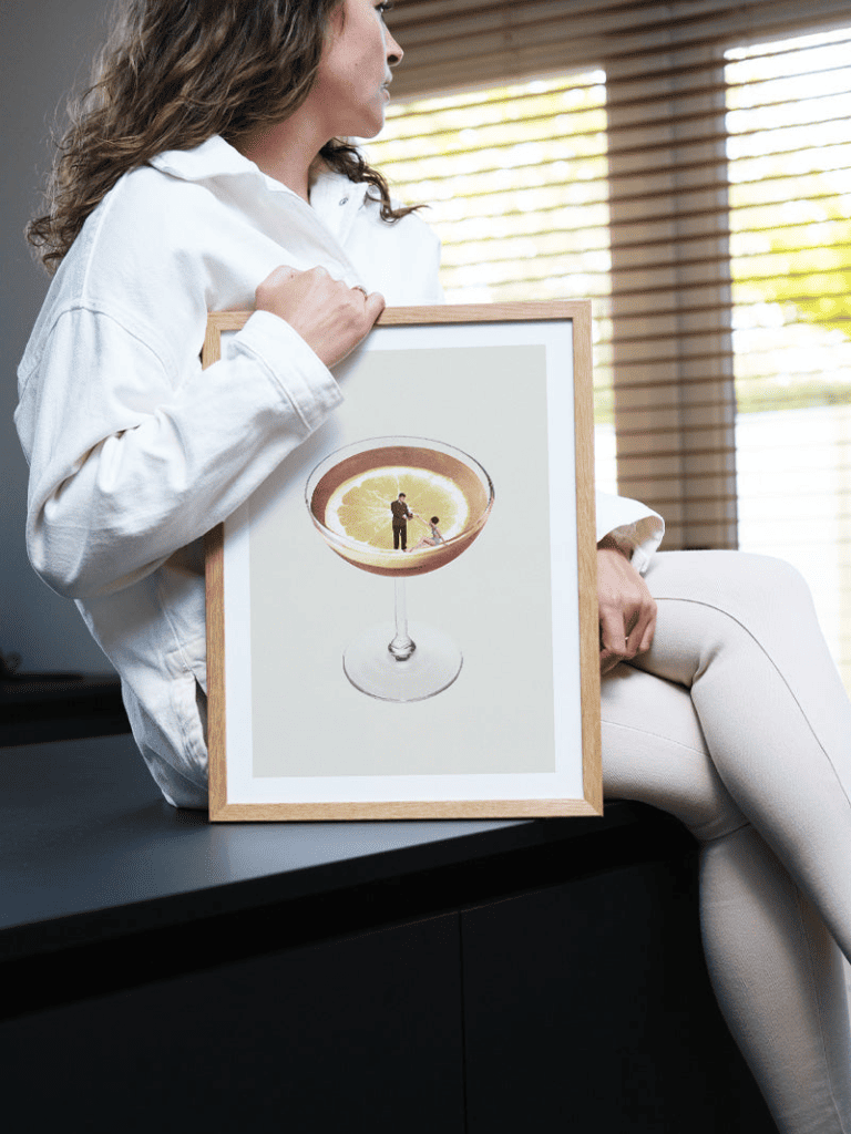 Affiche Ma boisson a besoin d’une boisson encadrée dans un salon au style rétro et coloré