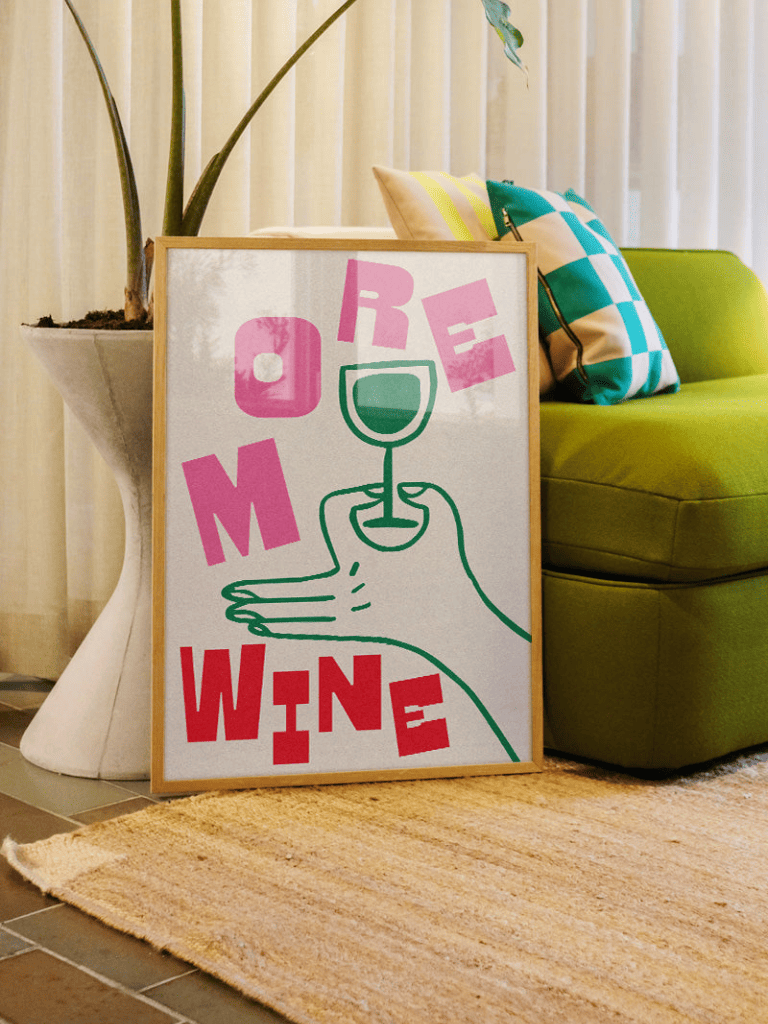 Poster rétro More Wine accroché au mur d’un coin bar chaleureux