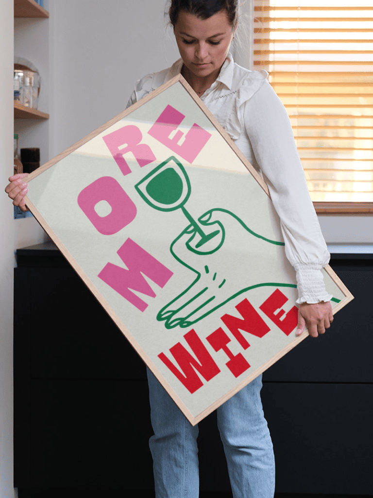 Affiche décorative More Wine encadrée dans une cuisine conviviale