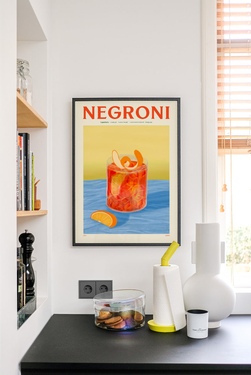 Affiche Negroni accrochée dans un coin bar au style rétro
