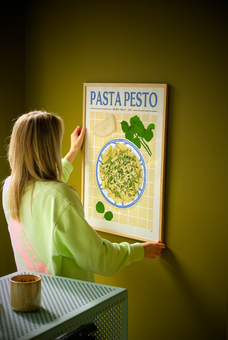 Affiche Pasta Pesto accrochée dans une cuisine au style rétro