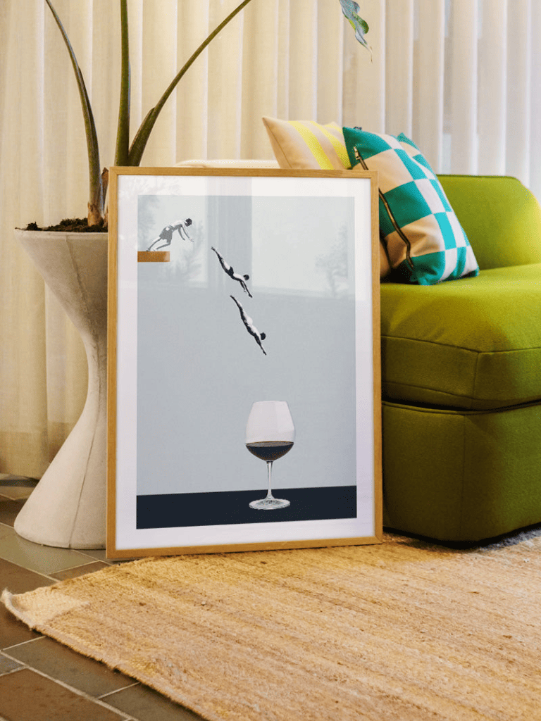 Poster rétro Les Plongeurs dans le Verre de Vin accroché dans une cuisine lumineuse et chaleureuse