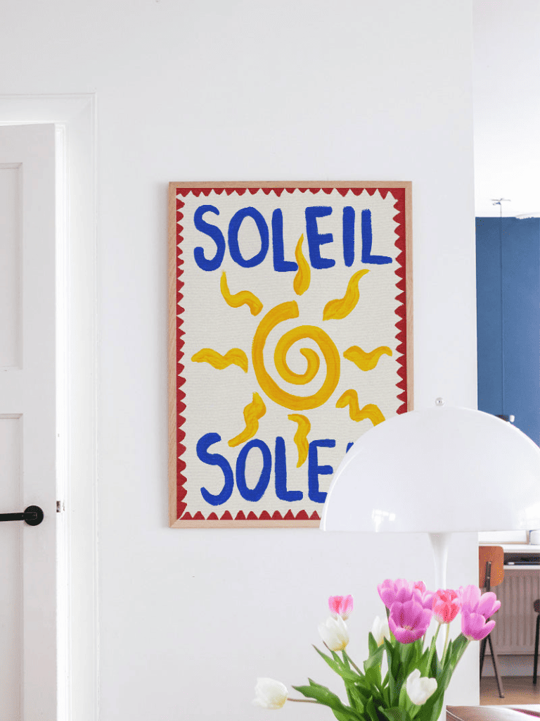 Affiche Soleil encadrée dans un salon lumineux au style coloré et estival