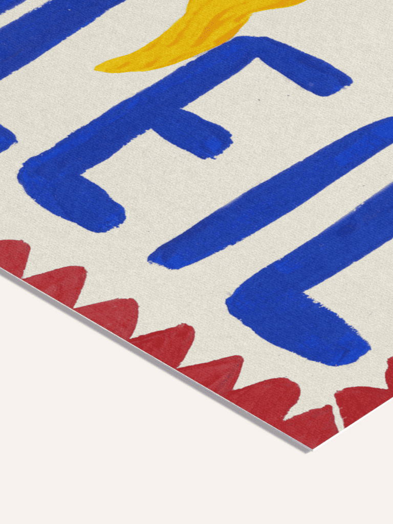 Zoom sur la texture du papier d’art et les détails du graphisme de l’affiche Soleil, jaune et bleu