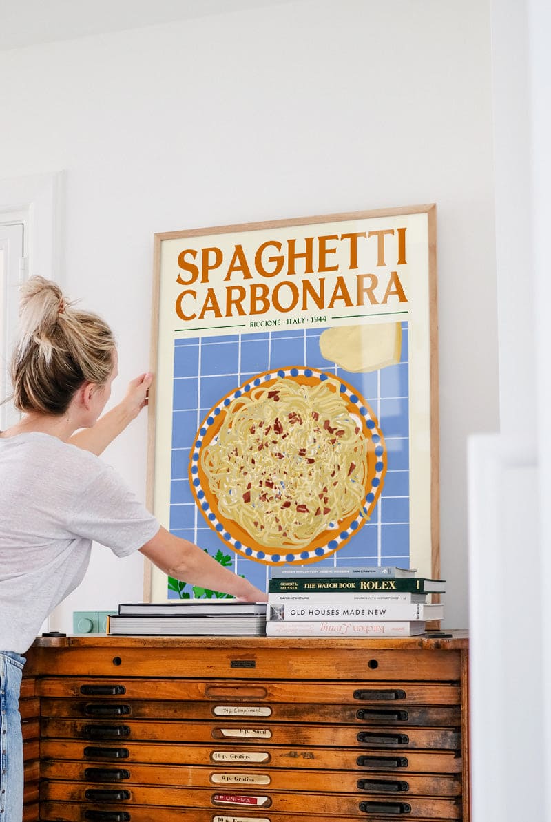 Affiche Spaghetti Carbonara encadrée dans une cuisine lumineuse et chaleureuse au style rétro méditerranéen