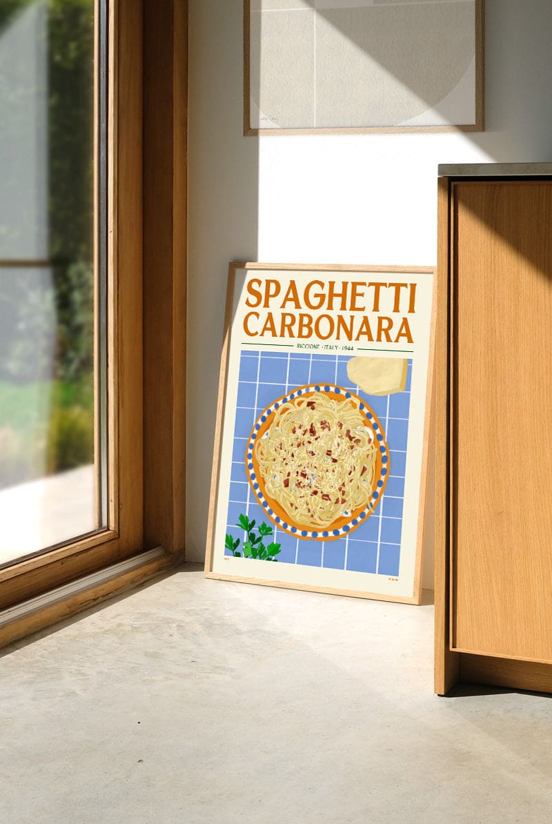 Poster Spaghetti Carbonara accroché dans une salle à manger ou un restaurant d’inspiration italienne