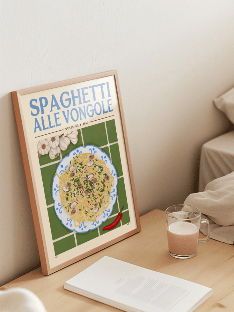Affiche Spaghetti Vongole encadrée dans une cuisine lumineuse au style méditerranéen