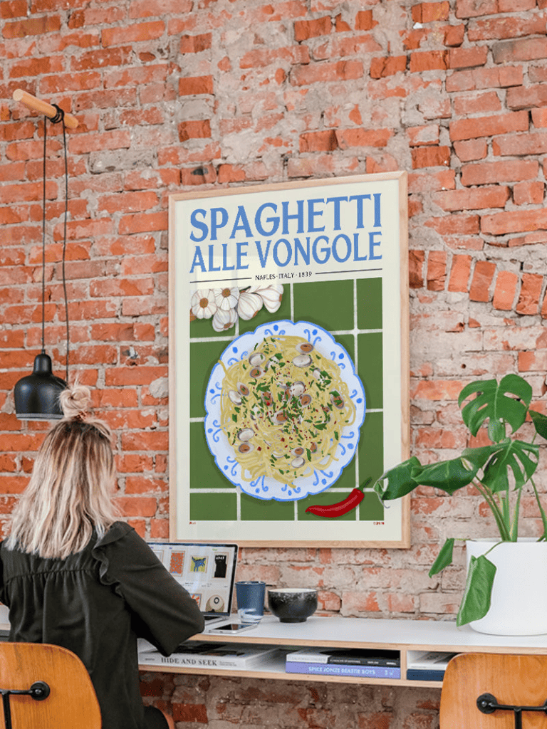 Poster Spaghetti Vongole accroché dans une salle à manger ou un restaurant d’inspiration italienne