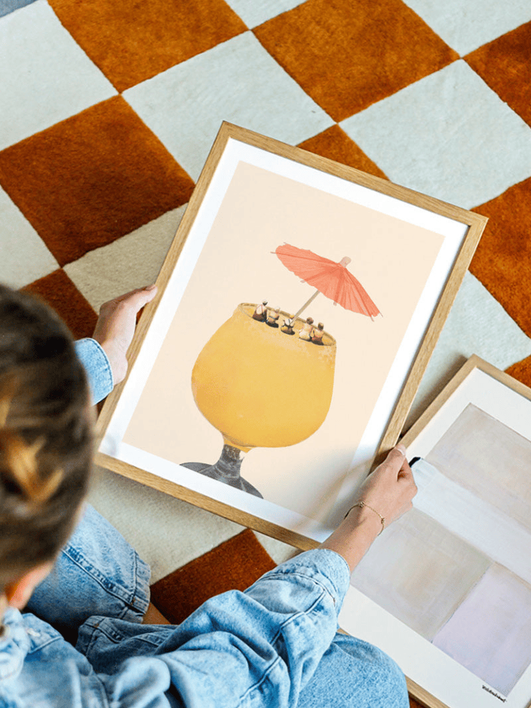 Poster Vacances dans un verre II accroché dans une cuisine ou un coin bar au style rétro et convivial