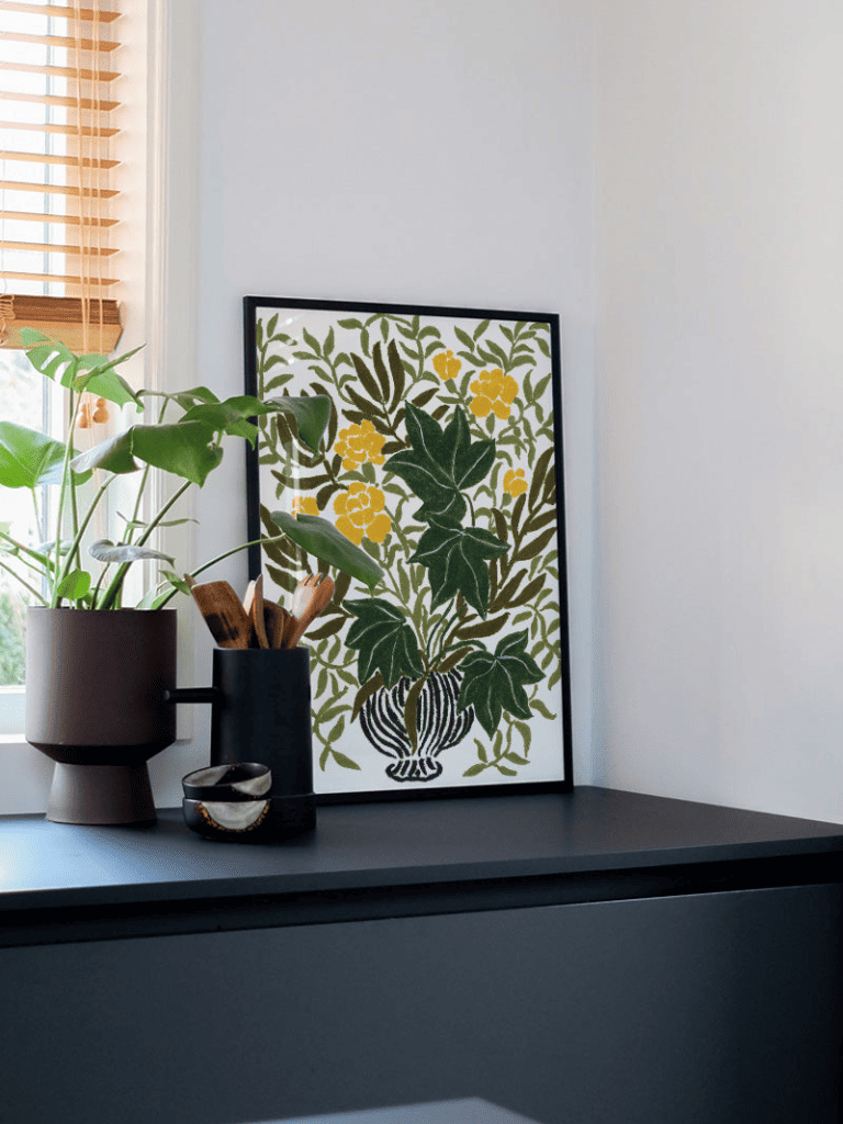 Poster Vase d’œillets jaunes accroché dans une chambre ou une cuisine, ambiance fleurie et apaisante