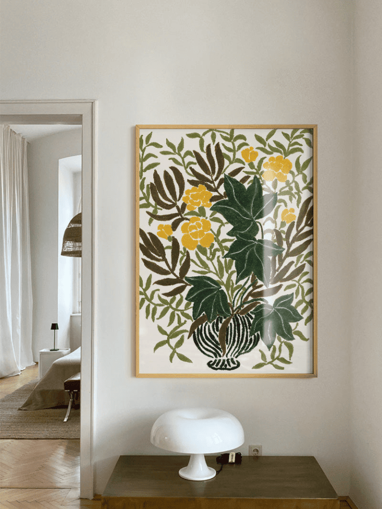 Affiche Vase d’œillets jaunes encadrée dans un salon lumineux au style naturel et chaleureux