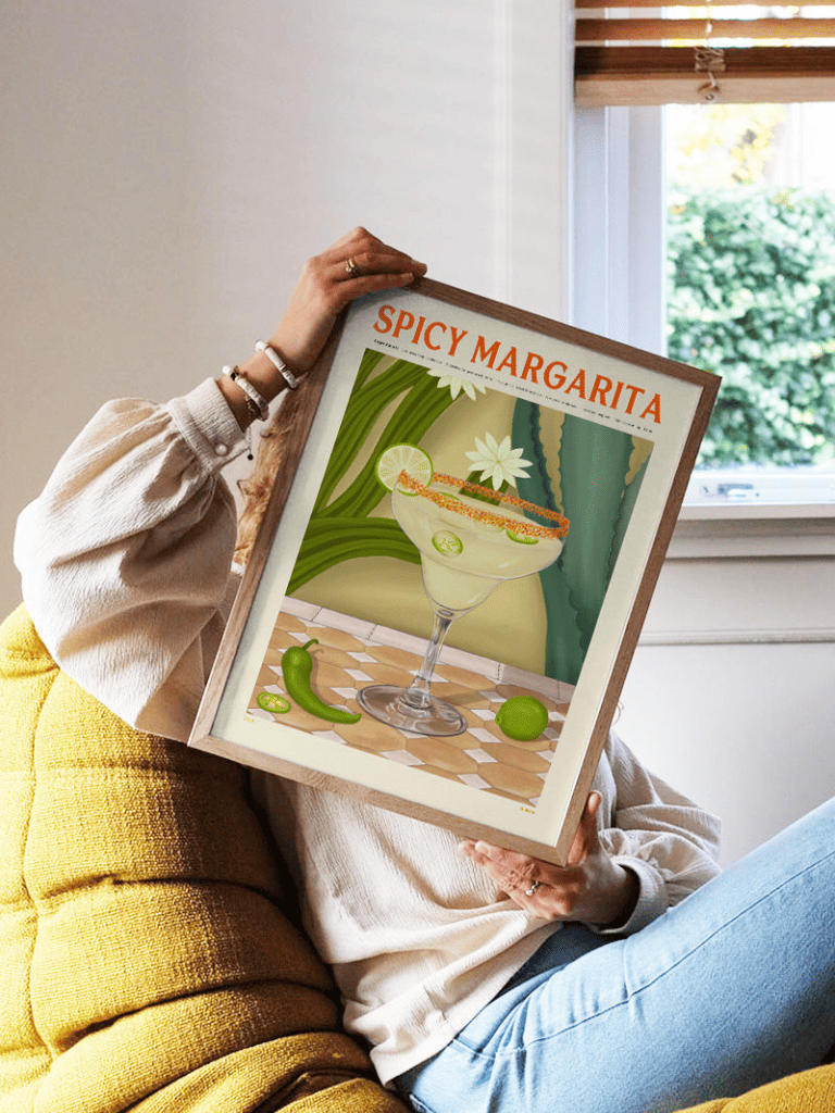 Affiche spicy margarita tenue en main
