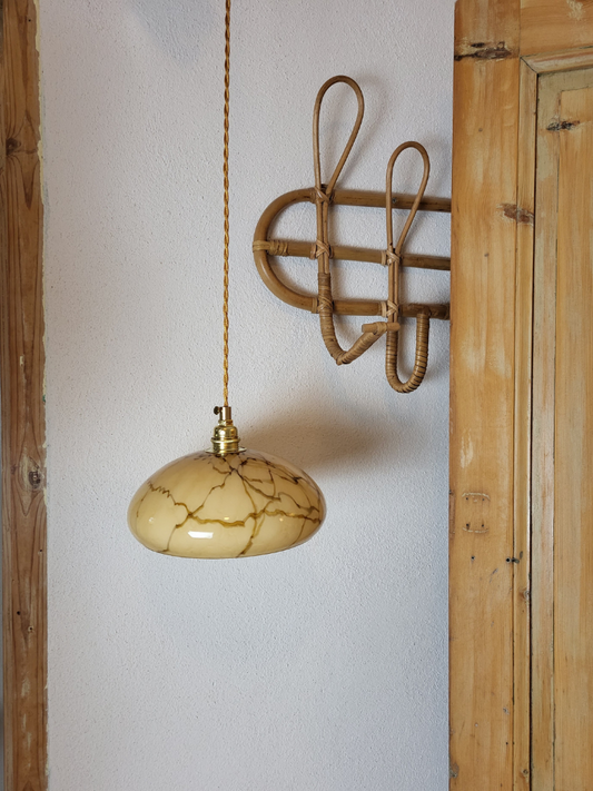 baladeuse suspendue avec un câble doré