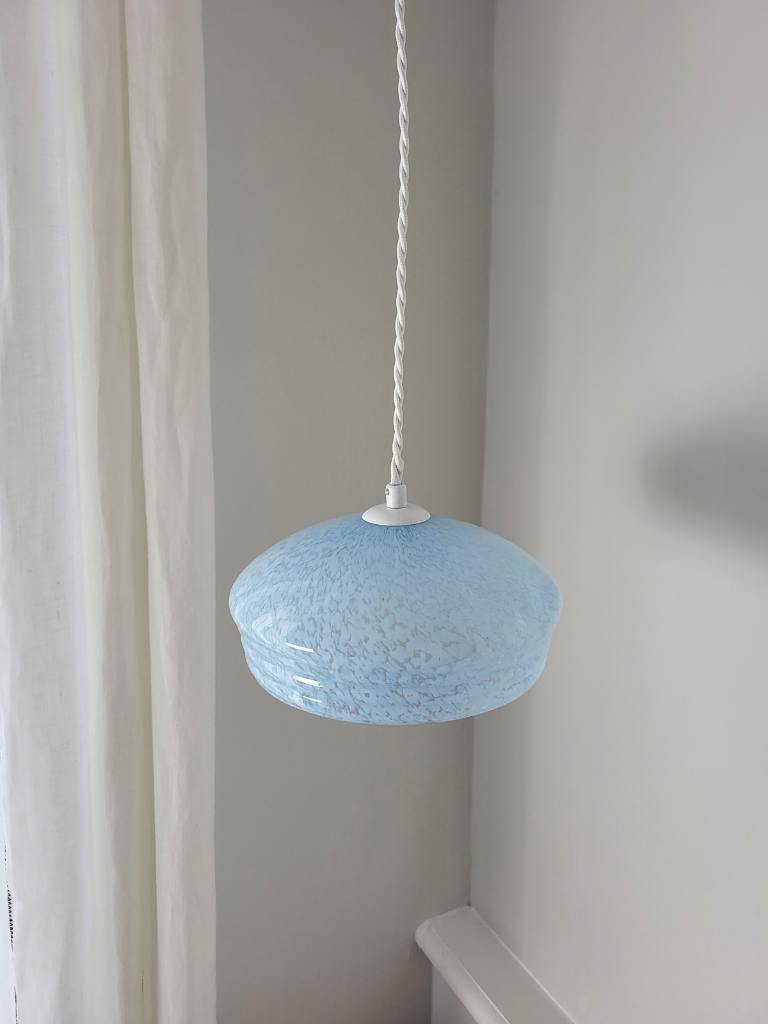 baladeuse bleue clichy suspendue vue de face