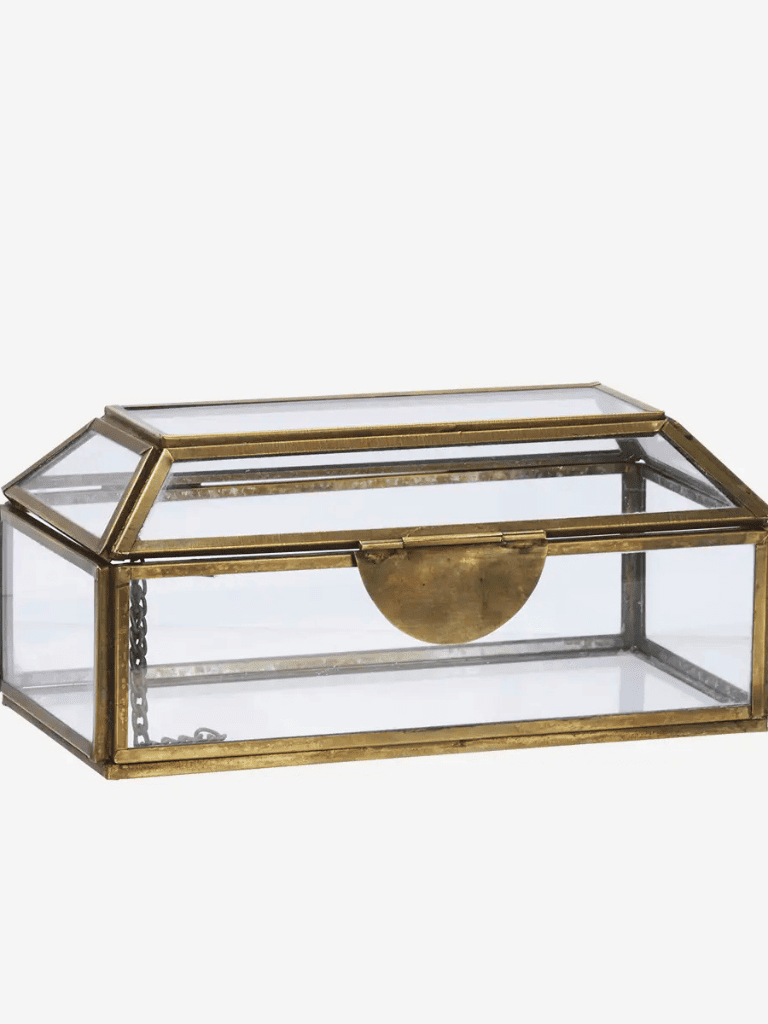 Boîte en verre et fer vintage aux bords métalliques sur fond blanc, rangement bijoux