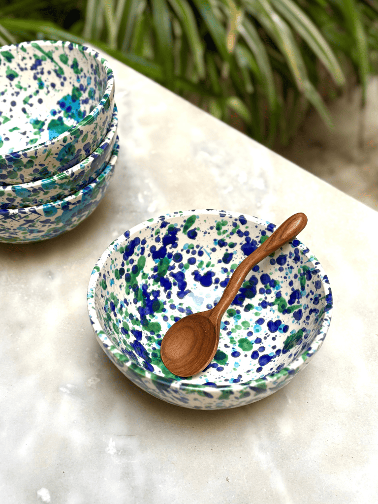 Bols en céramique tachetée bleu et vert. Vaisselle moderne, bol pour petit déjeuner, bol à café. 