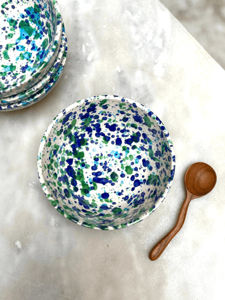 poterie, bols à poids bleu et vert en terre cuite émaillée, disposés sur une table de petit-déjeuner. Poterie moderne