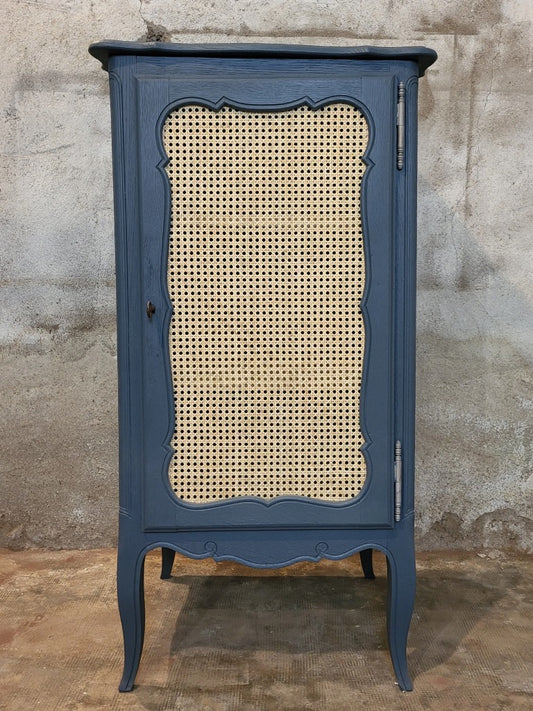 Bonnetière vintage rénovée peinte en bleu nuit avec cannage, placard, meuble de rangement.