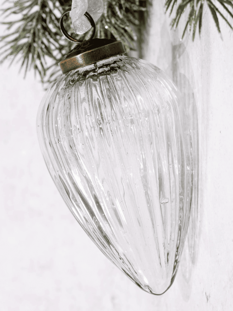 boule de noel pignon en verre indien transparent