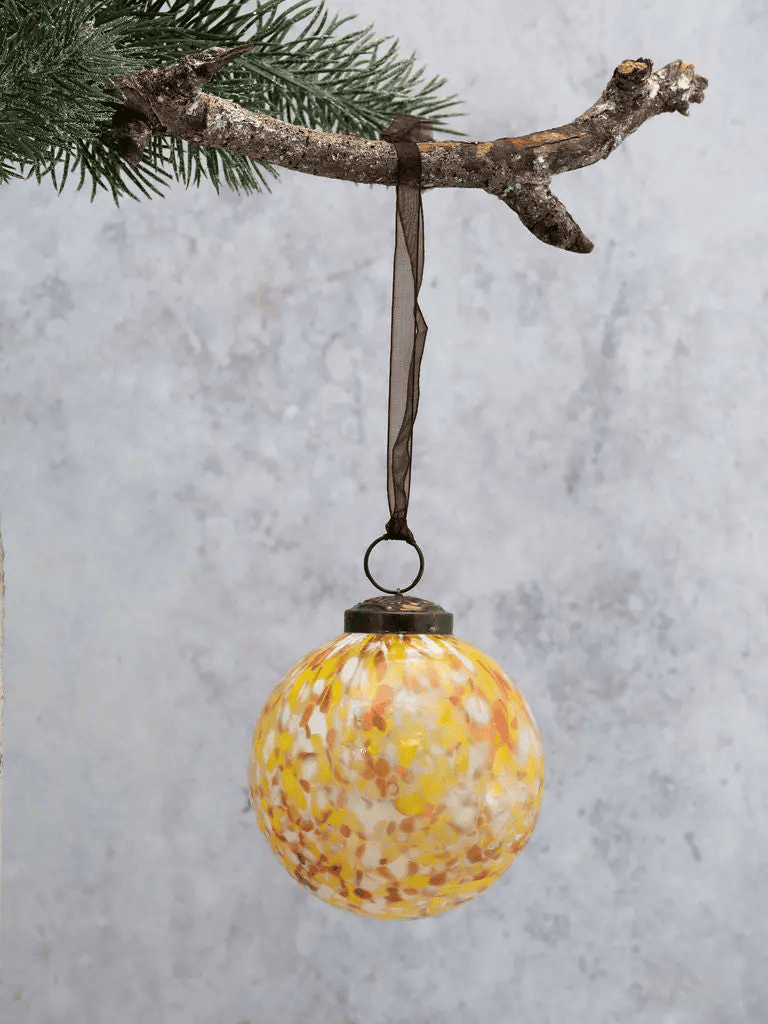 Boule de Noël blanche et ocre en verre soufflé artisanal indien