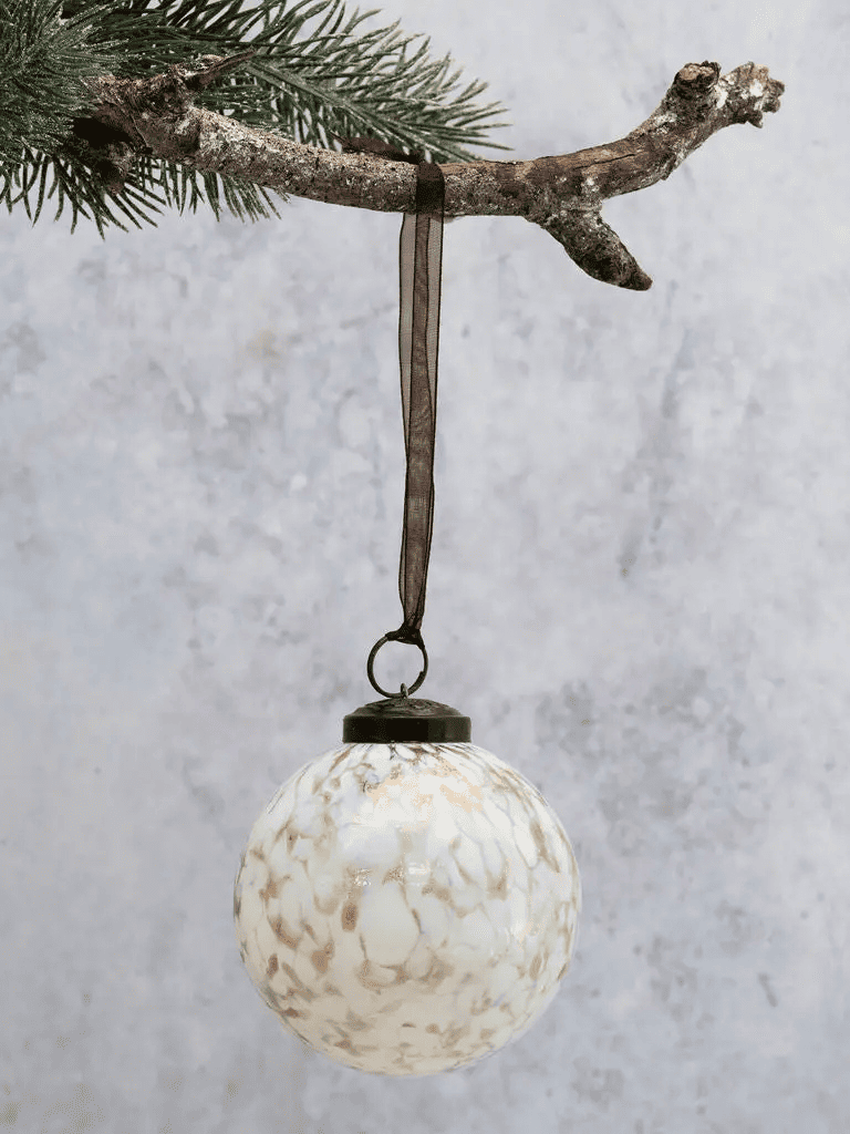 Boule de Noël blanche en verre soufflé à la bouche, fabrication artisanale indienne