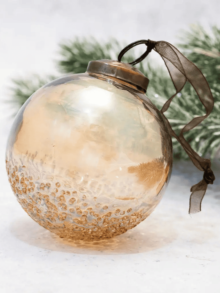 Boule de Noël champagne en verre soufflé teinté, fabrication artisanale indienne