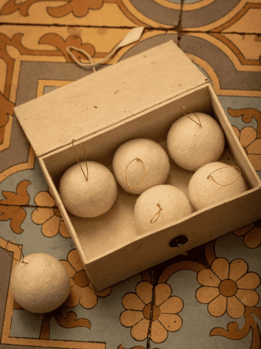 Boule de Noël ronde blanche en feutrine Muskhane