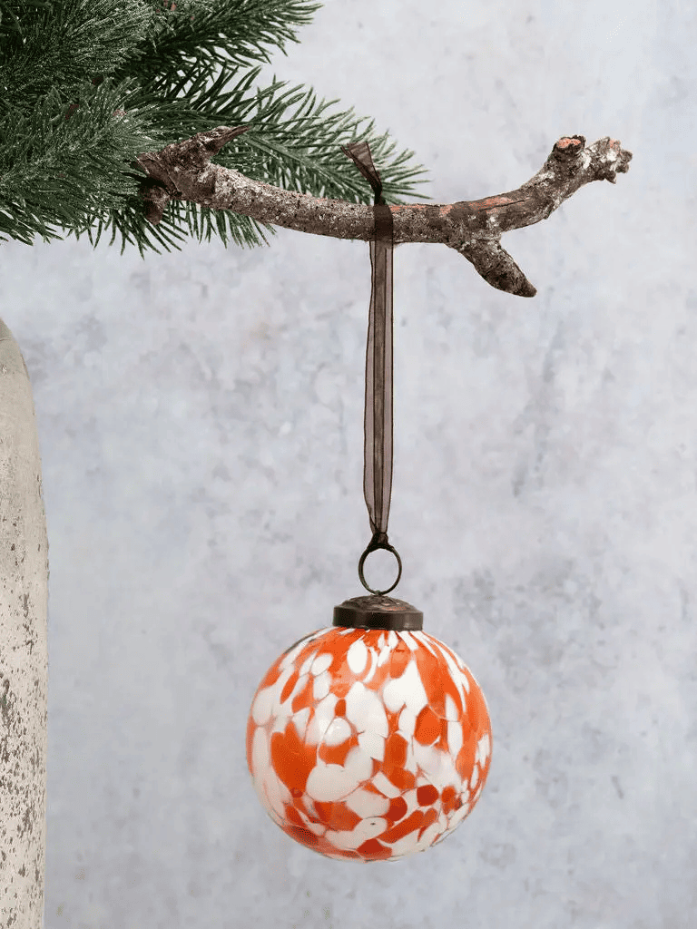 Boule de Noël orange et blanche en verre soufflé artisanal, fabrication indienne