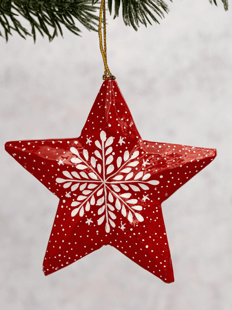Boule de Noël en papier mâché motif flocon rouge, décoration artisanale de Noël
