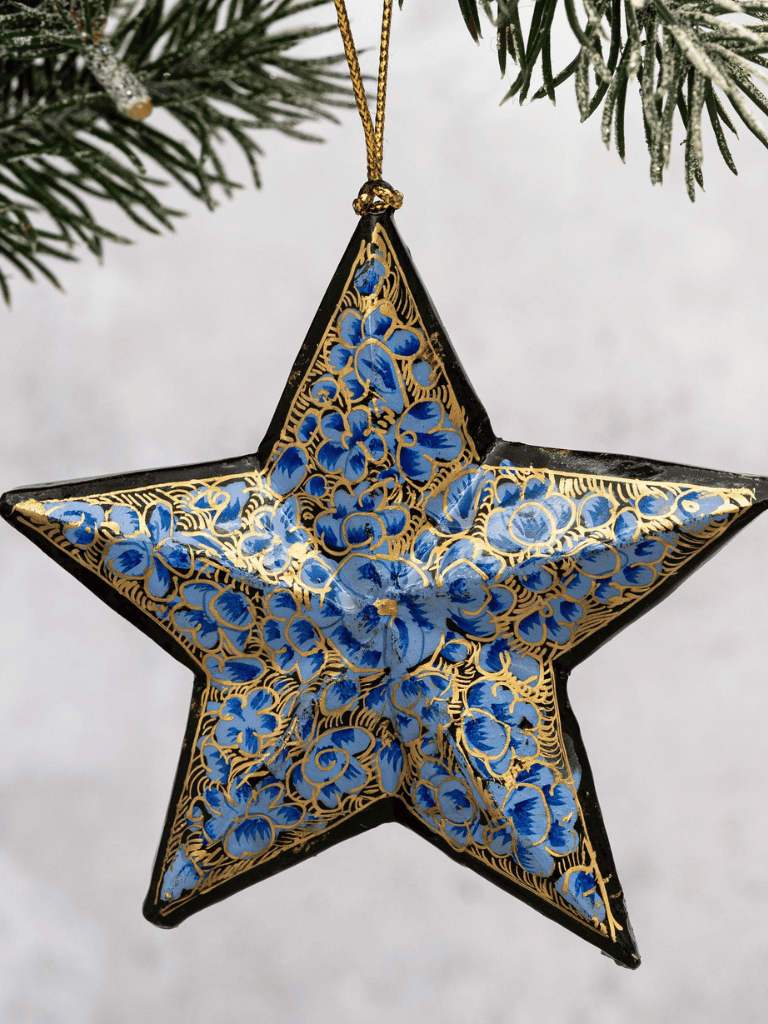 Boule de Noël en papier mâché motif fleurs bleues, décoration artisanale de Noël