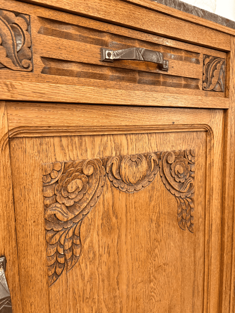 Détail des motifs arabesques du buffet années 20