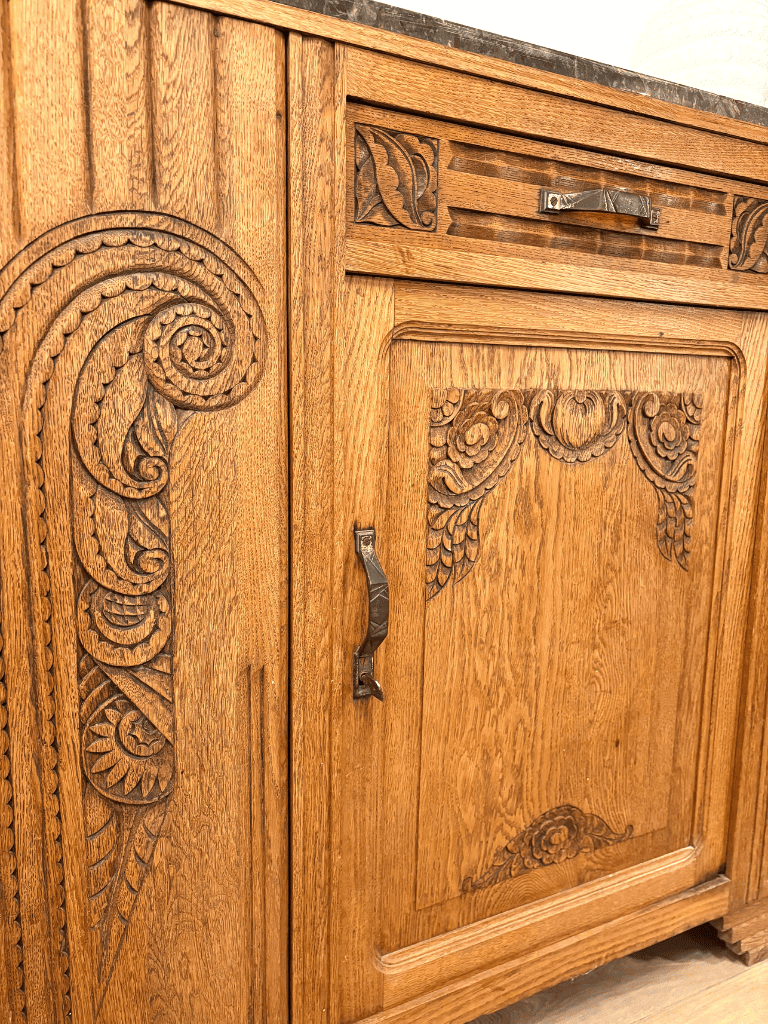 Buffet arabesque style années 20 dans un intérieur élégant