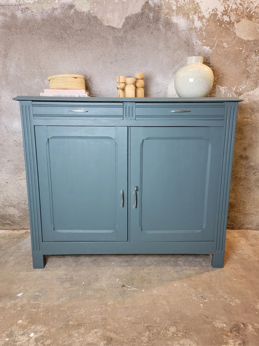 Buffet parisien ancien rénové, peint en Inchyra Blue, style vintage chic