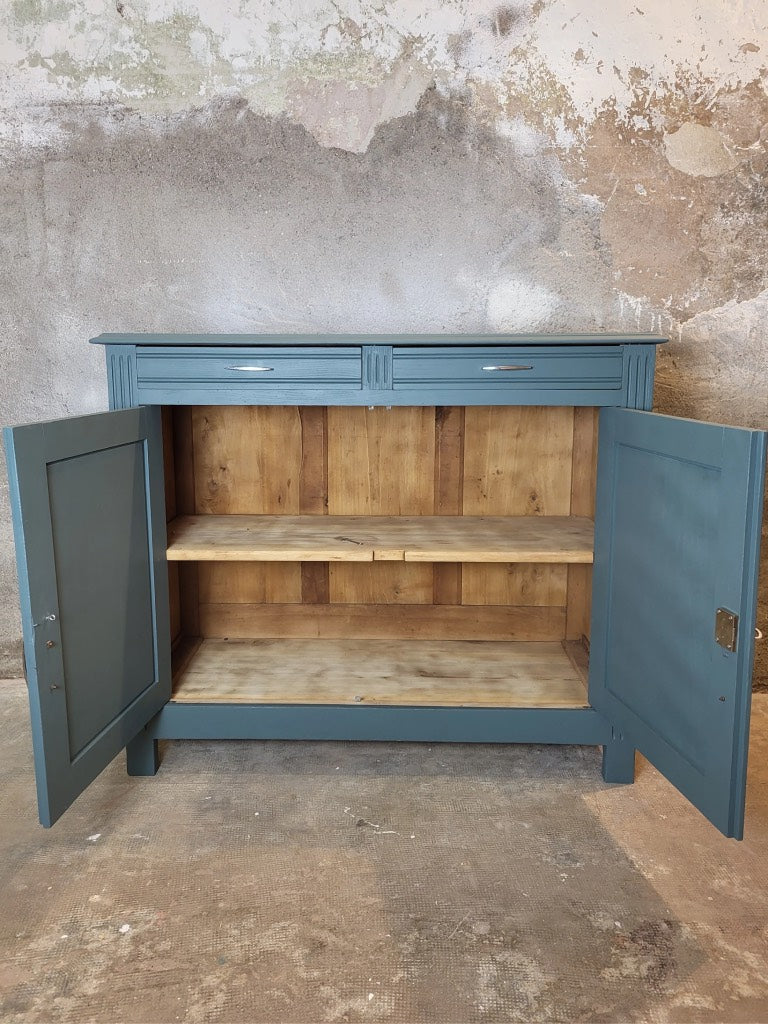 Intérieur du buffet parisien avec portes ouvertes, rangements spacieux
