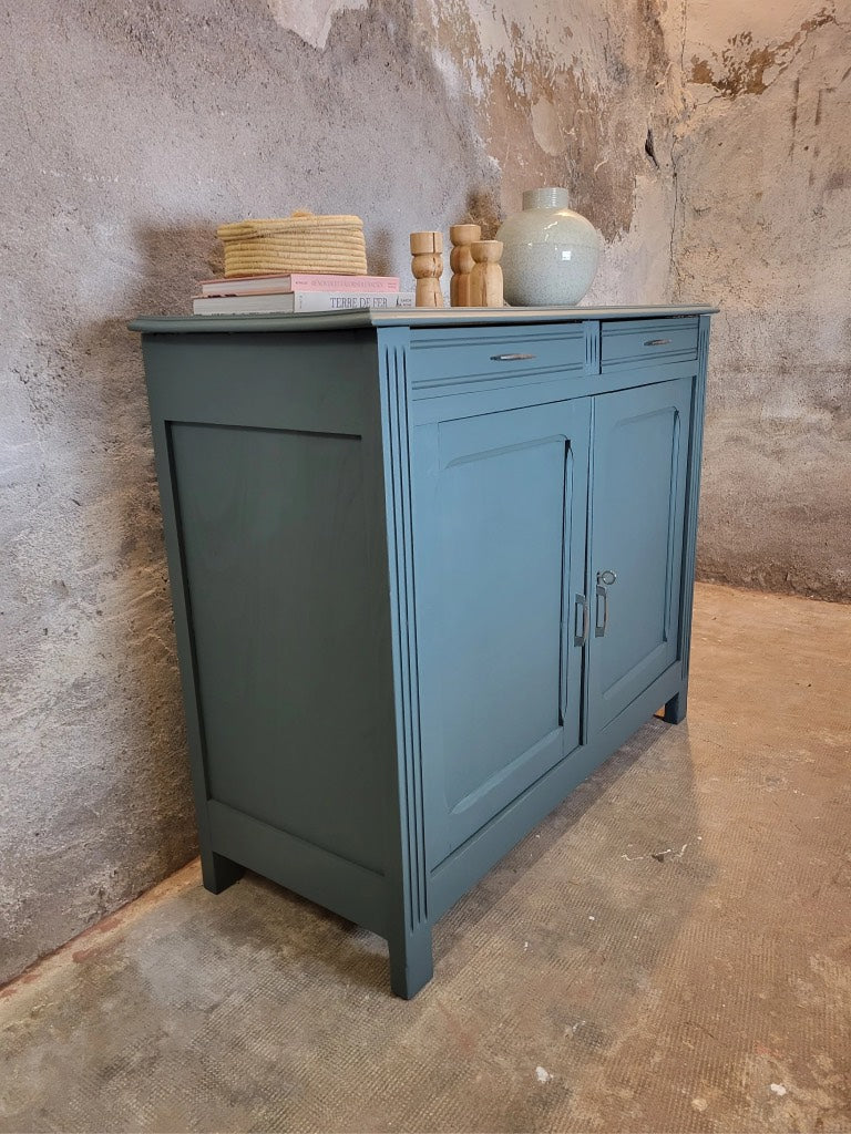 Buffet vintage rénové vu de profil, finition soignée et lignes épurées