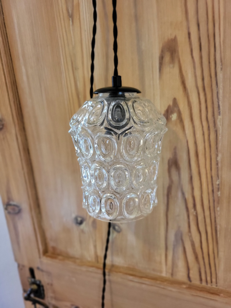 bulle baladeuse en verre suspendue sur un fond en bois