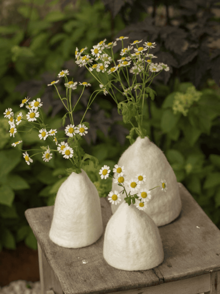 Soliflore Muskhane en feutrine crème en forme de cloche, décoration artisanale naturelle et poétique dans un jardin