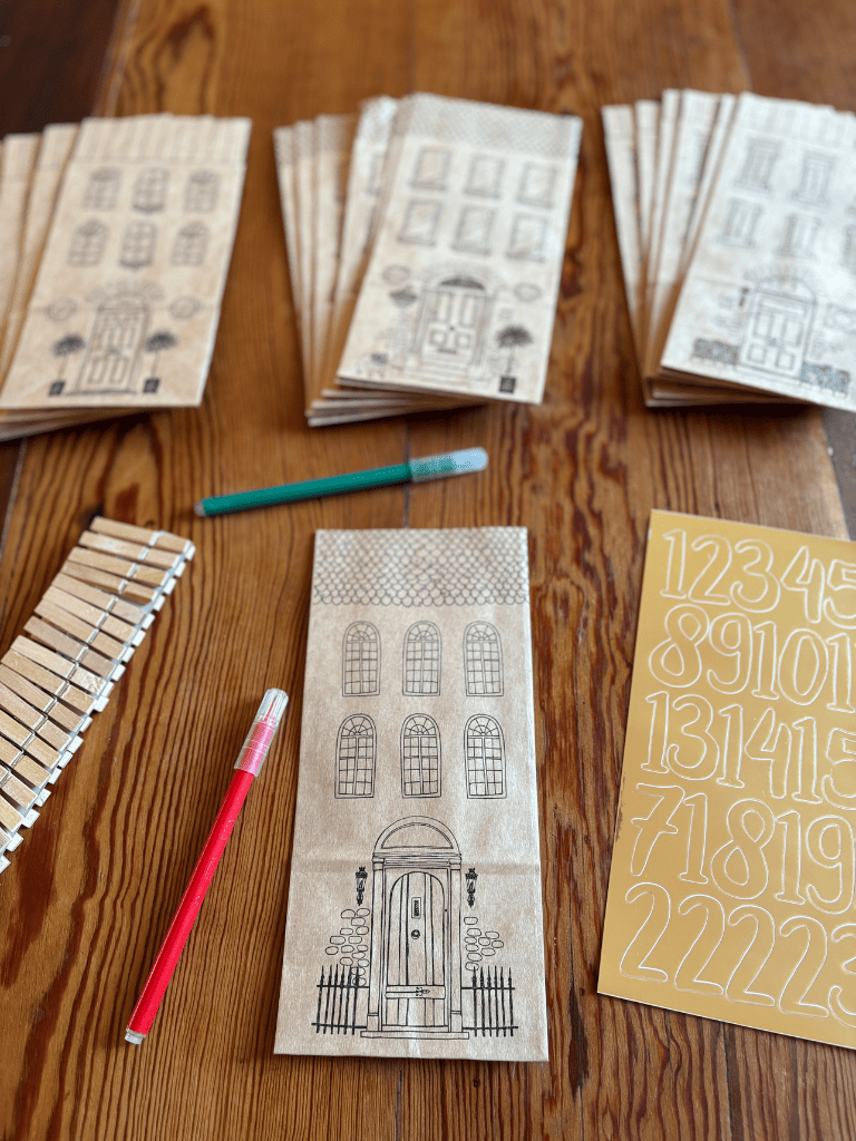 Calendrier de l’Avent en papier kraft à colorier, maisons posées sur une étagère, décoration de Noël artisanale et ludique