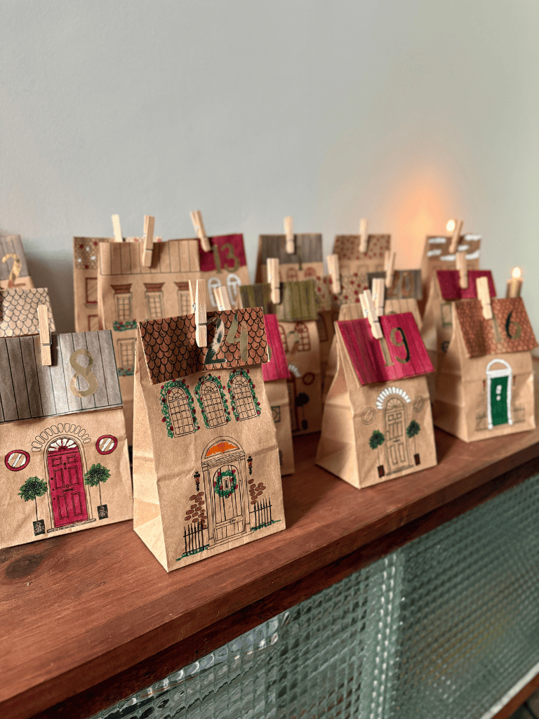 Calendrier de l’Avent kraft à colorier suspendu avec pinces à linge et chiffres dorés, activité créative de Noël