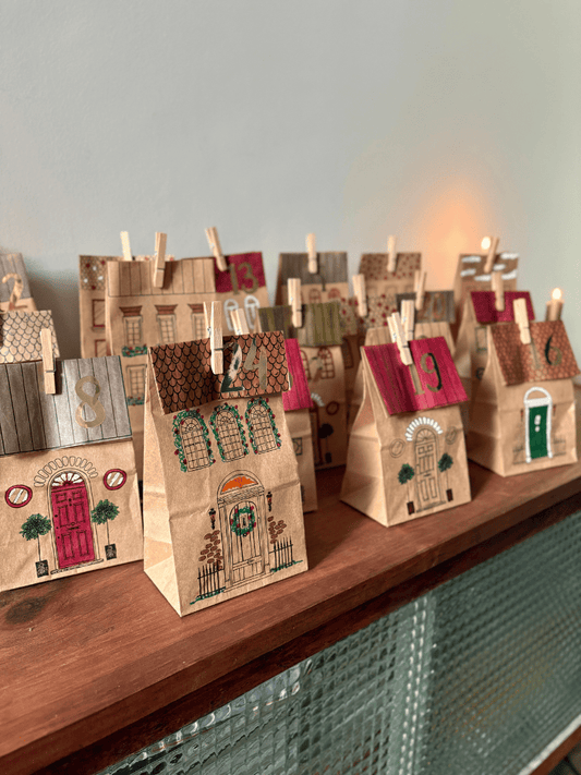 Calendrier de l’Avent kraft à colorier suspendu avec pinces à linge et chiffres dorés, activité créative de Noël