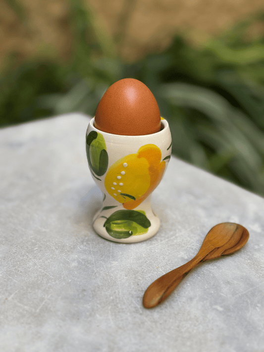 Coquetier en céramique contenant un œuf à la coque, accessoire pratique et décoratif pour petit-déjeuner méditerranéen