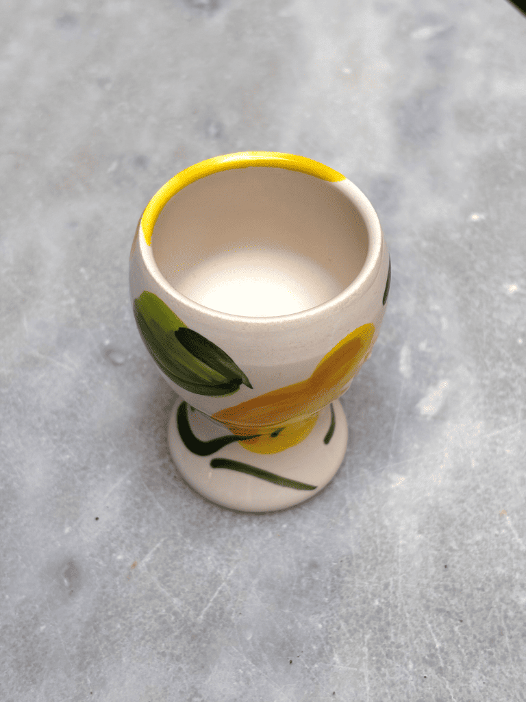 Vue aérienne du coquetier en céramique artisanale, motif citron lumineux, design pratique et décoratif pour table méditerranéenne