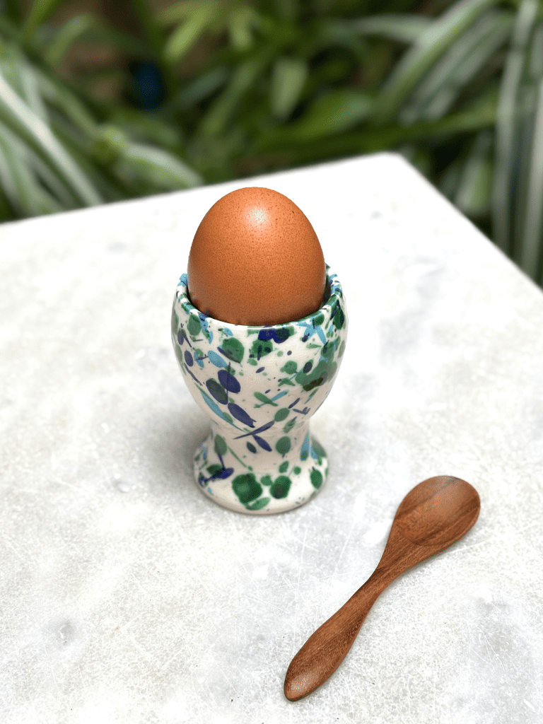 Coquetier artisanal en céramique avec motifs tachetés bleu et vert, support pratique pour œuf à la coque