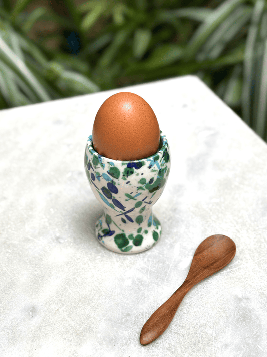 Coquetier artisanal en céramique avec motifs tachetés bleu et vert, support pratique pour œuf à la coque