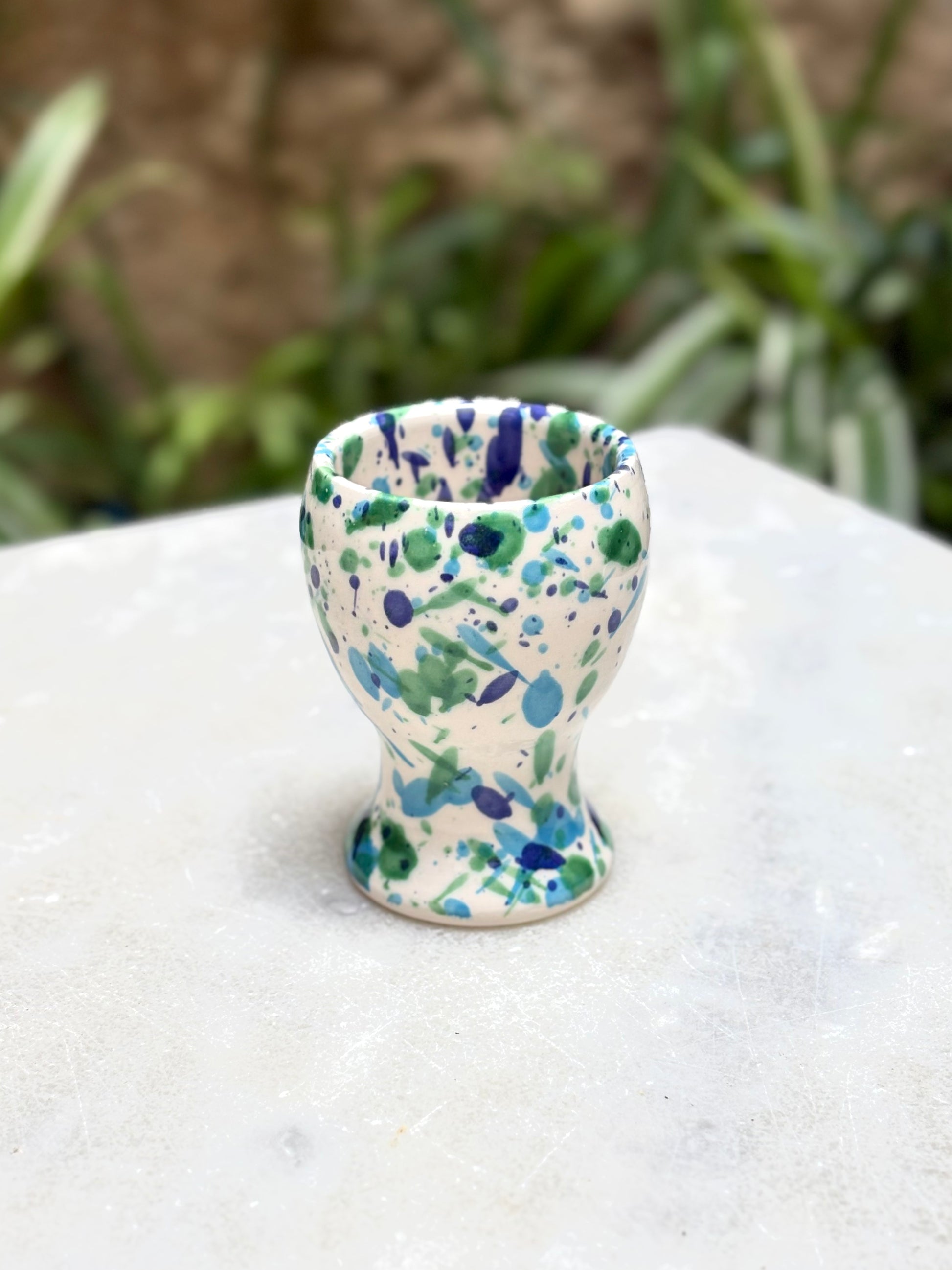 coquetier en terre vernisée vide sur une table