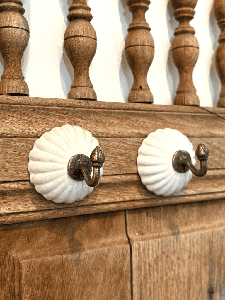 Crochet blanc en céramique dans un intérieur épuré
