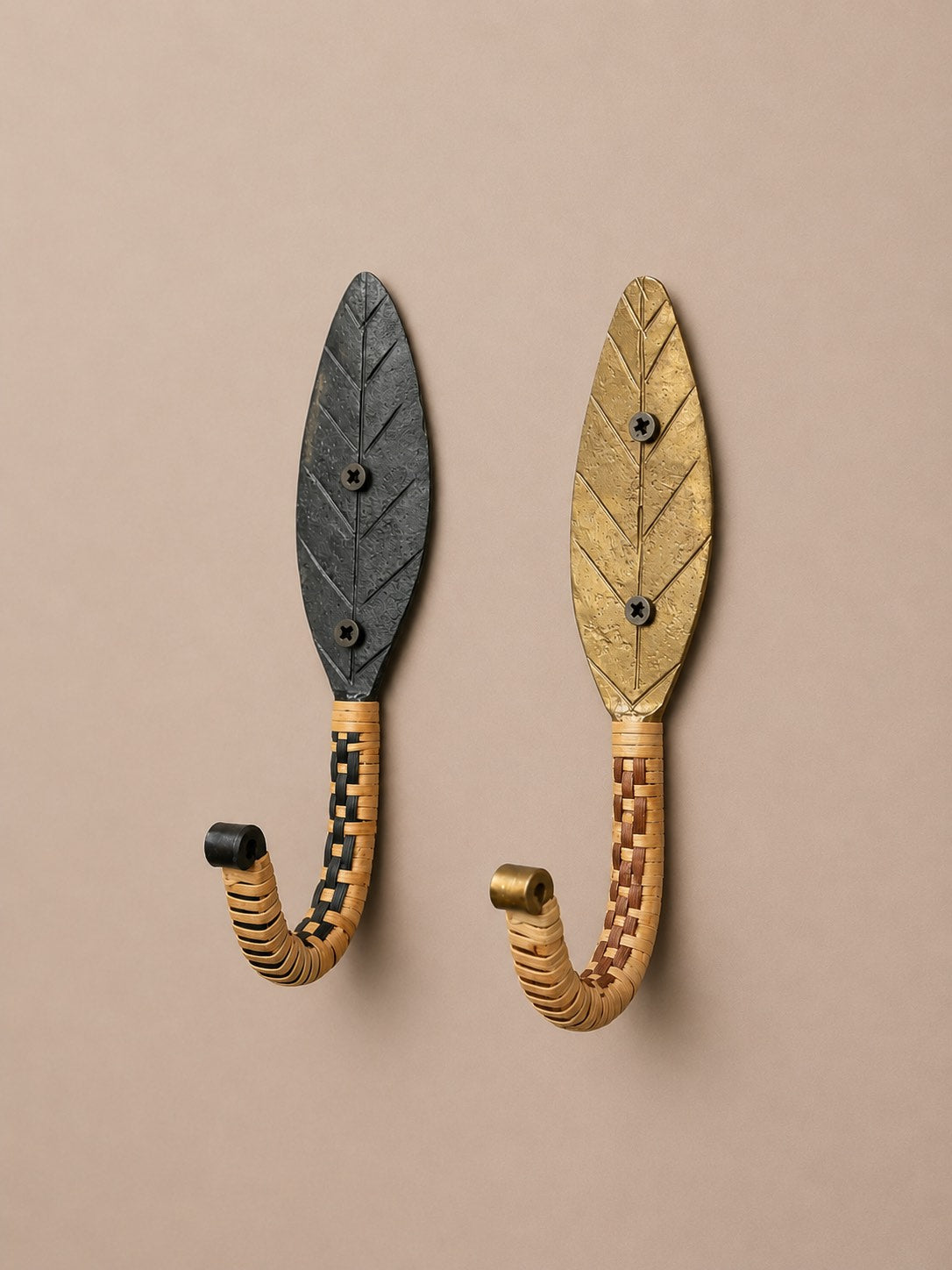 Patère en forme de feuille ou plume en matière métallique et bois, osier de couleur or et noir. Fixation murale avec possibilité de les mettre dans l'entrée, cuisine, salle de bain, chambre. Ajoutez un style unique et épurée à votre décoration.